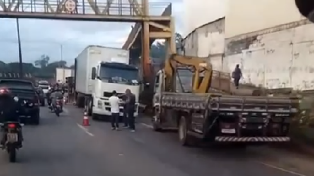 Acidente causa 14 Km de engarrafamento na BR-381 na véspera do feriado de 1º de maio