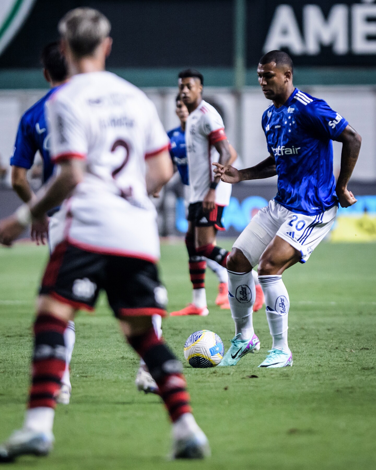 Walace, volante do Cruzeiro, em jogo contra o Flamengo