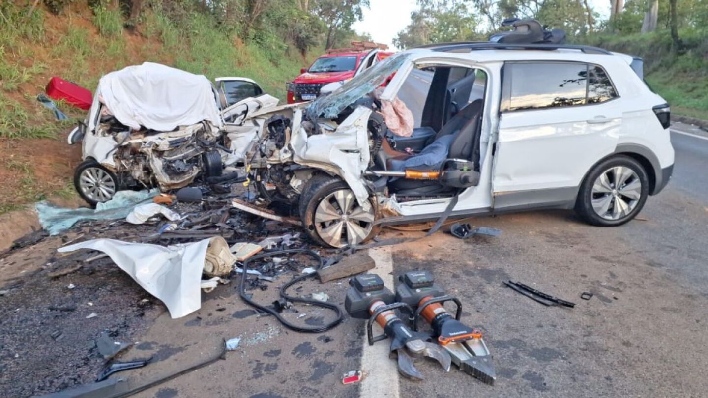 <b>Batida de frente deixa cinco mortos na BR-040; crianças estão entre as vítimas</b>