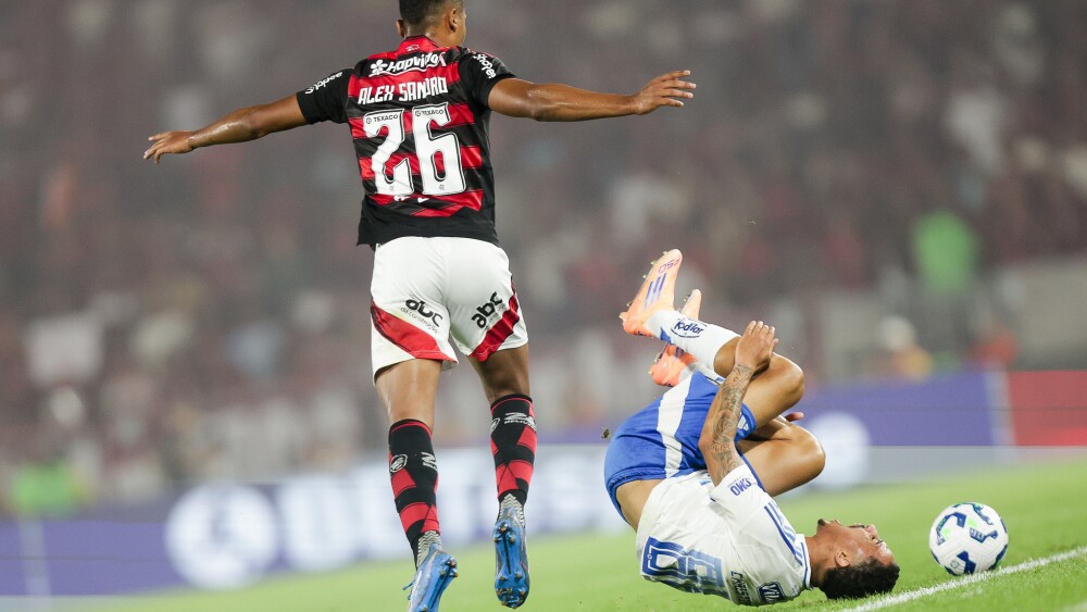 Flamengo x Cruzeiro: Alex Sandro comete falta em Christian no Maracanã
