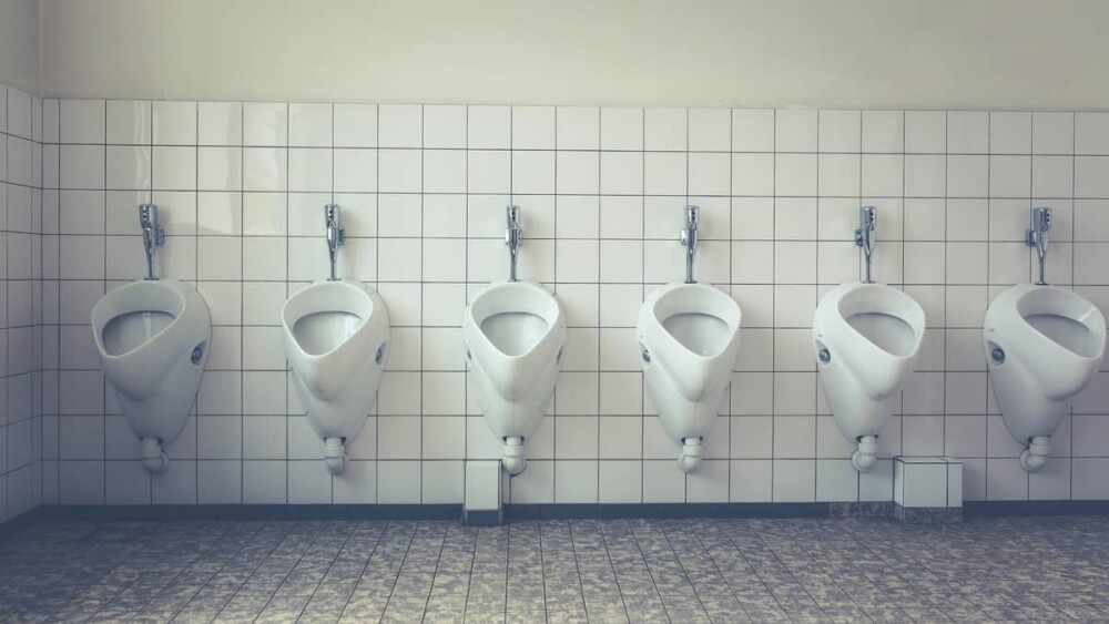 Empresa indenizará faxineira insultada com escritos obscenos na parede do vestiário