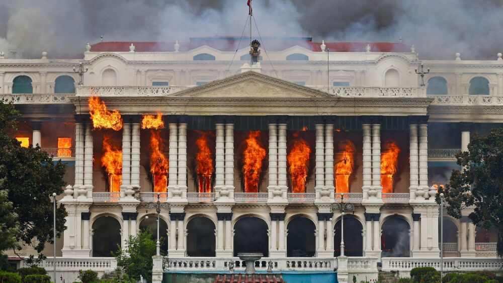 Esposa de ex-primeiro-ministro do Nepal é queimada viva durante protestos