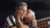 Philipe Van Lima abraçado com o pai Reinaldo, ídolo do Atlético