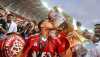 Bernabei beijando a taça do Gauchão 2025