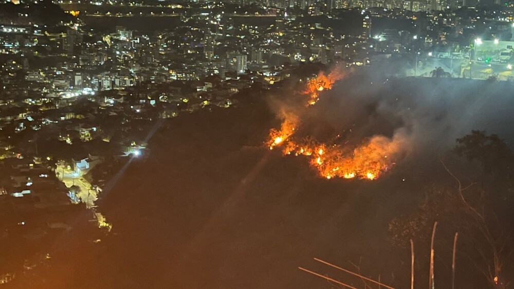 Foto mostra incêndio na avenida Raja Gabaglia, em Belo Horizonte