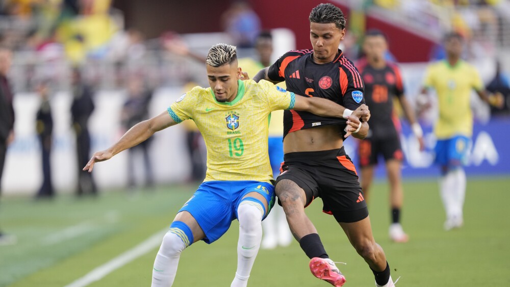 Andreas Pereira disputa a bola com Richard Ríos em Brasil x Colômbia, pela Copa América