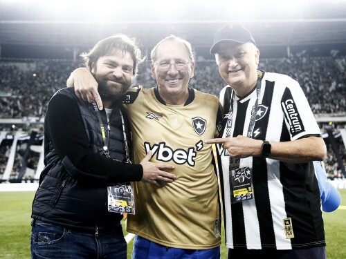 John Textor, proprietário da SAF do Botafogo, entre João Paulo Magalhães Lins e Durcesio Mello, atual e ex-presidentes associativos do clube carioca