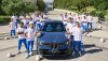 Jogadores do Real Madrid posam ao lado de carro de luxo