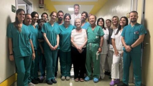 Cerca de 3 meses após o procedimento, os médicos comemoram o sucesso do transplante