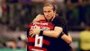 Filipe Luís abraça Ayrton Lucas em vitória do Flamengo sobre o Palmeiras