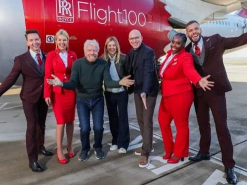 O empresário americano Richard Brason e os tripulantes do voo da Virgin Atlantic de sua propriedade.
