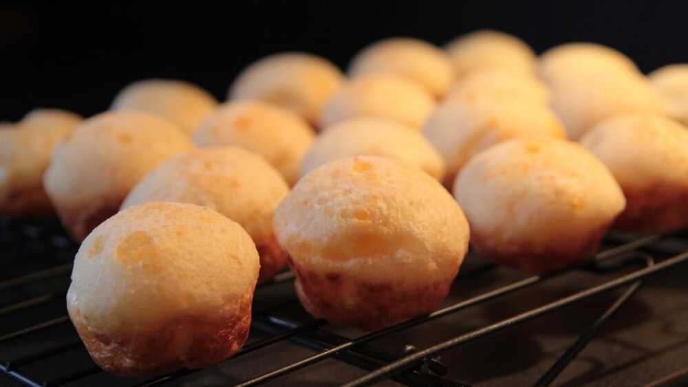 Tradicional, o pão de queijo conquistou espaço na cultura e no coração dos mineiros