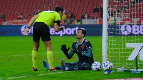 Léo Jardim é expulso por fazer cera em jogo entre Internacional e Vasco, pela Série A do Campeonato Brasileiro