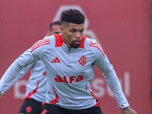 Juninho, zagueiro do Inter, reencontra Atlético