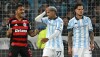 Jogadores do Racing (ao fundo da foto) lamentam a eliminação na semifinal da Libertadores 2025, diante do Flamengo
