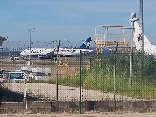 Voo da Azul parado na pista do aeroporto internacional de Confins, na Grande BH