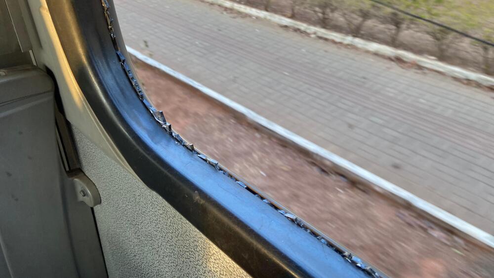 onibus janela quebrada