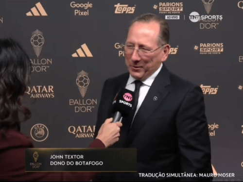 John Textor, proprietário da SAF do Botafogo, em cerimônia da Bola de Ouro em Paris, na França