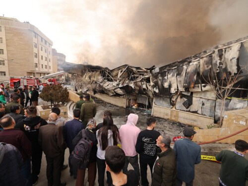 Vídeo: incêndio de larga escala atinge mercado em Teerã, capital do Irã