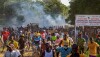 Manifestantes fogem após serem dispersados por policiais camaroneses em Garoua, em 26 de outubro de 2025