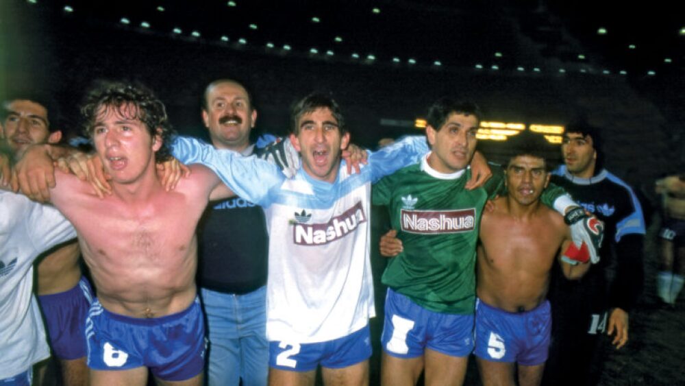 Gustavo Costas foi campeão da Supercopa de 1988 sobre o Cruzeiro; na foto, ele vibra no Mineirão