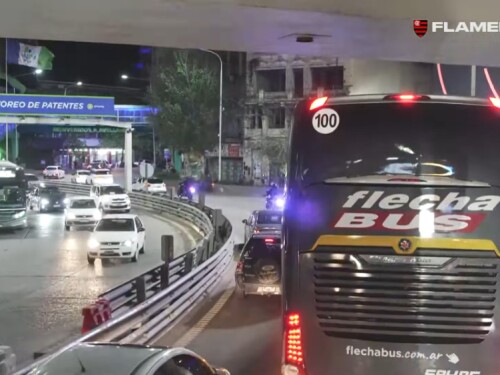 A delegação do Flamengo em trânsito para a partida contra o Racing-ARG