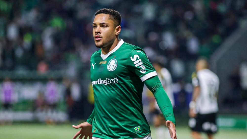 Vitor Roque comemora gol do Palmeiras contra o Atlético