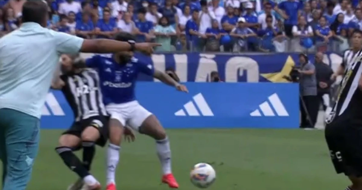 Cruzeiro x Atlético: Gabigol dá cotovelada em Lyanco e é expulso no clássico