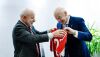 Presidente da FIFA presenteou Lula com camisa vermelha da Seleção Brasileira