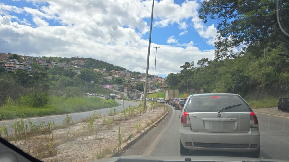 Trânsito intenso e acidentes complicam chegada a BH na volta do Carnaval