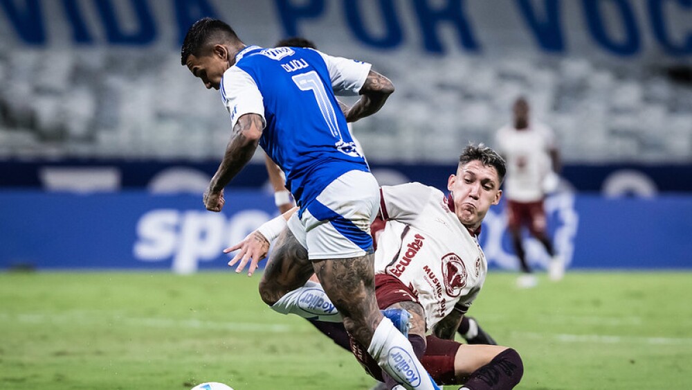 Dudu divide bola com jogador do Mushuc Runa em derrota do Cruzeiro, no Mineirão.jpg
