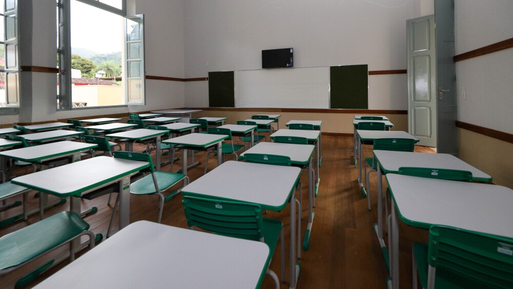 Sala de aula sem alunos, mas com carteiras, em Minas Gerais