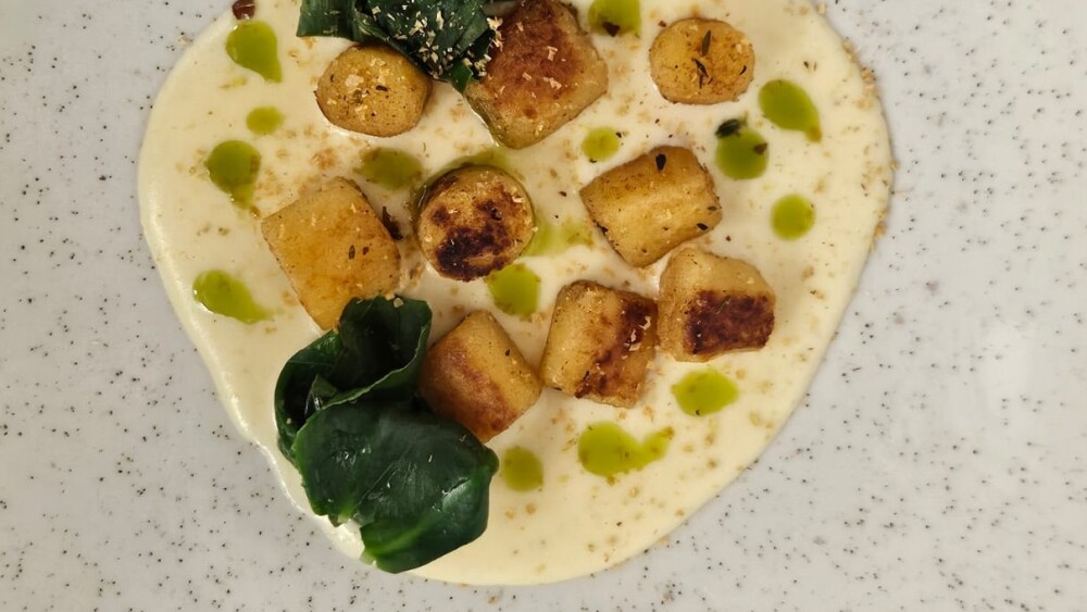 Nhoque com fonduta de queijo taioba e baru