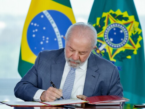 Lula sanciona lei que proíbe descontos associativos em benefícios do INSS