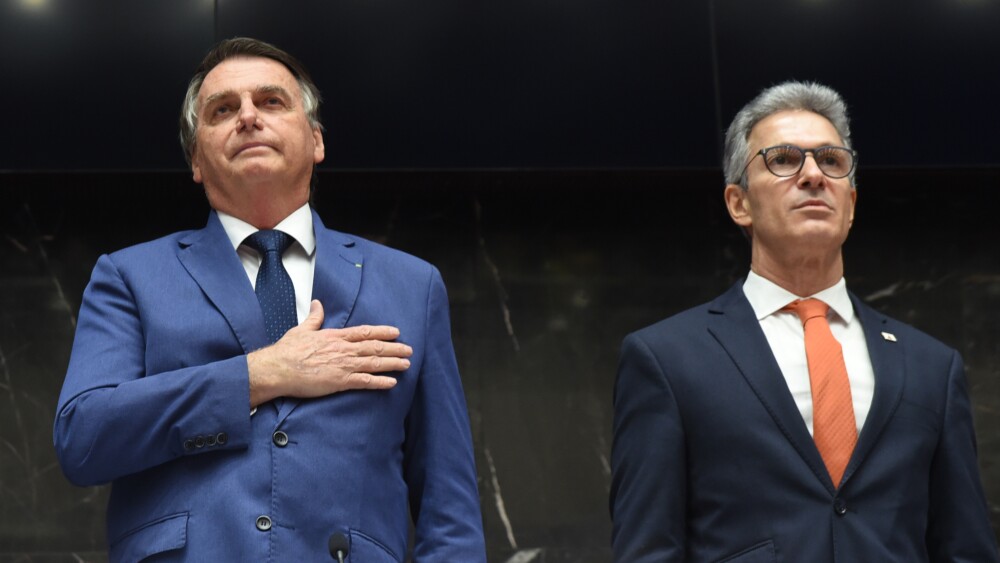 Jair Bolsonaro, ex-presidente do Brasil, e Romeu Zema, governador de Minas Gerais, ouvem o Hino Nacional em evento na Assembleia de Minas