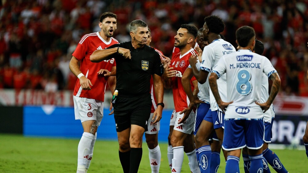 Momento em que Marcelo de Lima Henrique começa a tirar o cartão do bolso para expulsar Jonathan