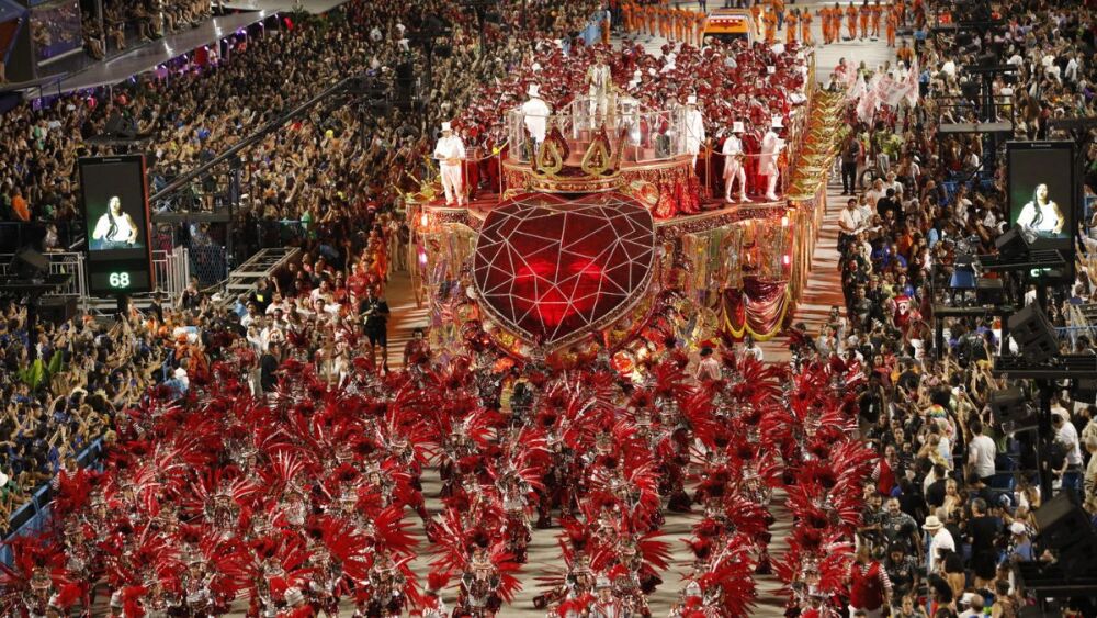 ?url=https%3A%2F%2Fk2-prod-radio-itatiaia.s3.us-east-1.amazonaws.com%2Fbrightspot%2Fce%2Fdd%2F5ba691564cadb77740000ddfd9de%2Fc-2026-02-18t170215-611 Carnaval 2026 no Rio: tradição, influência digital e o impacto das escolhas na Sapucaí