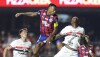 Jean Lucas, do Bahia, disputa bola aérea durante jogo contra o São Paulo