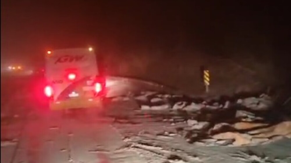 Carga de cimento cai de carreta e interdita parcialmente a BR-040, na Grande BH.jpg