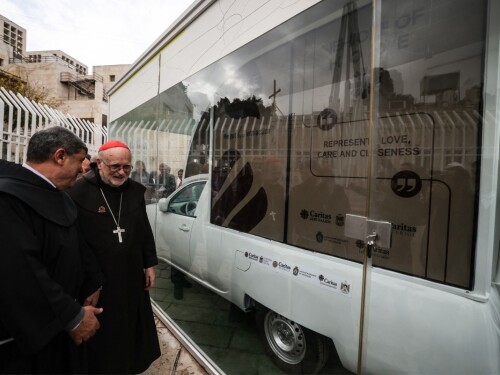 Papamóvel usado pelo Papa Francisco é transformado em clínica para crianças de Gaza