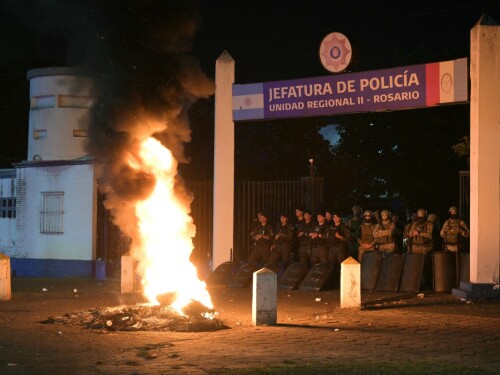 Policiais fazem protesto na cidade mais perigosa da Argentina