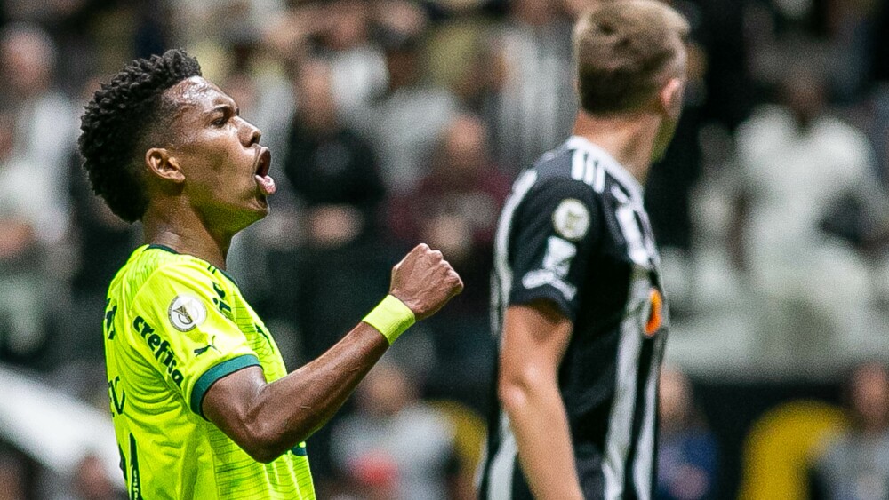 Estêvão comemora gol do Palmeiras diante do Atlético na Arena MRV