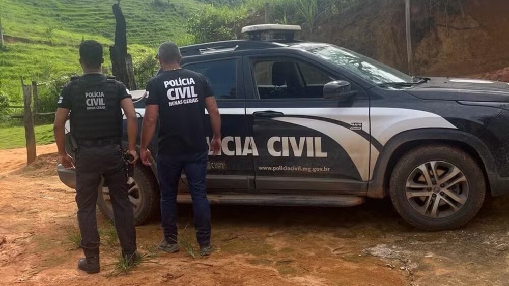 Foto mostra agentes da Polícia Civil em Inhapim (MG)