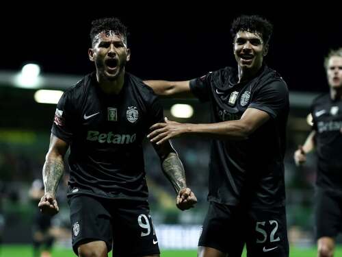 Jogadores do Sporting comemoram gol em vitória sobre o Tondela