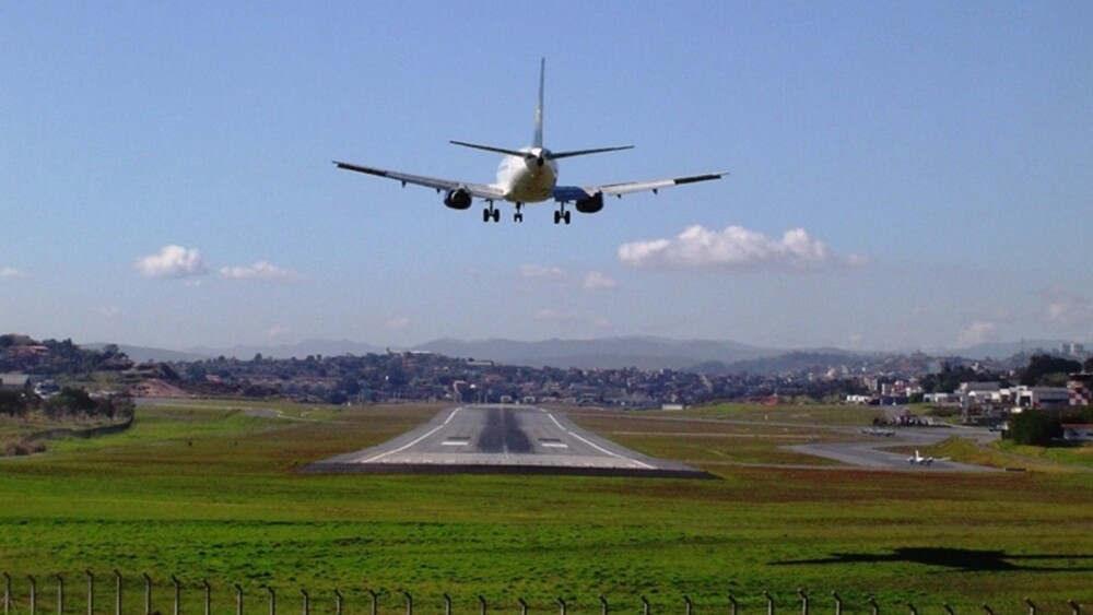 Foto mostra avião pousando no Aeroporto da Pampulha, em Belo Horizonte