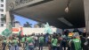 Servidores da Copasa e da Secretaria de Meio Ambiente protestam na entrada do evento de filiação de Simões ao PSD