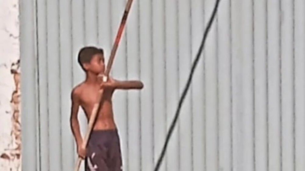 Garoto Moisés Silva (foto), de 13 anos, viraliza ao treinar salto com vara no interior do Piauí