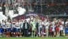 Jogadores do Bahia levantam a taça da Copa do Nordeste no gramado da Arena Fonte Nova