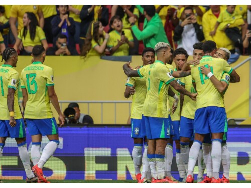 Jogadores da Seleção Brasileira comemoram o gol diante do Peru