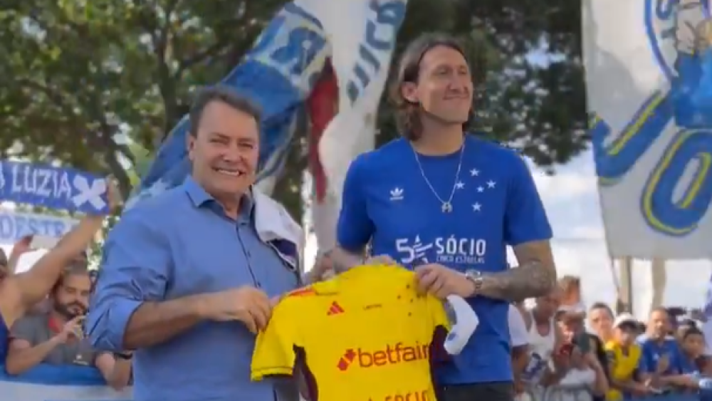 Cássio posou com a camisa do Cruzeiro ao lado do empresário Pedro Lourenço, sócio majoritário da SAF